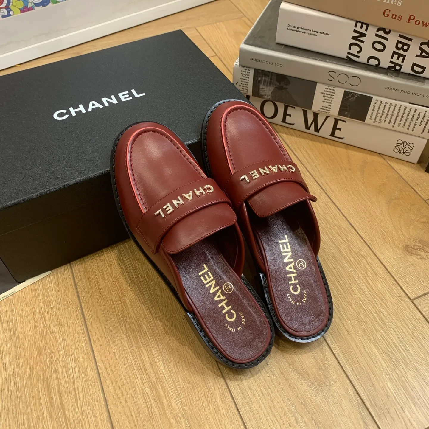 👟👟Ex-factory price 600👟👟 🍀2025 spring and summer new Chanel Chanel small diamond buckle monogram Loaf lazy half-slippers, which can be worn all year round. No matter when you wear them, they are very high-end and durable. You can attract attention when shopping on the street! Easily travel between commuting and leisure occasions, becoming a carefree fashionable and elegant woman ~ Upper: cowhide/butter Lining: lambskin Sole: Italian genuine leather outsole Size: 35-39 (40/41 customized, non-refundable and non-exchangeable